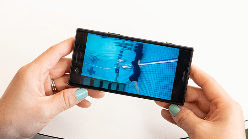 送られた動画をスマホで見ている画像